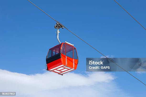 Rojo Coche De Teleférico Contra Un Cielo Azul Foto de stock y más banco de imágenes de Azul - Azul, Cable de acero, Centro de esquí