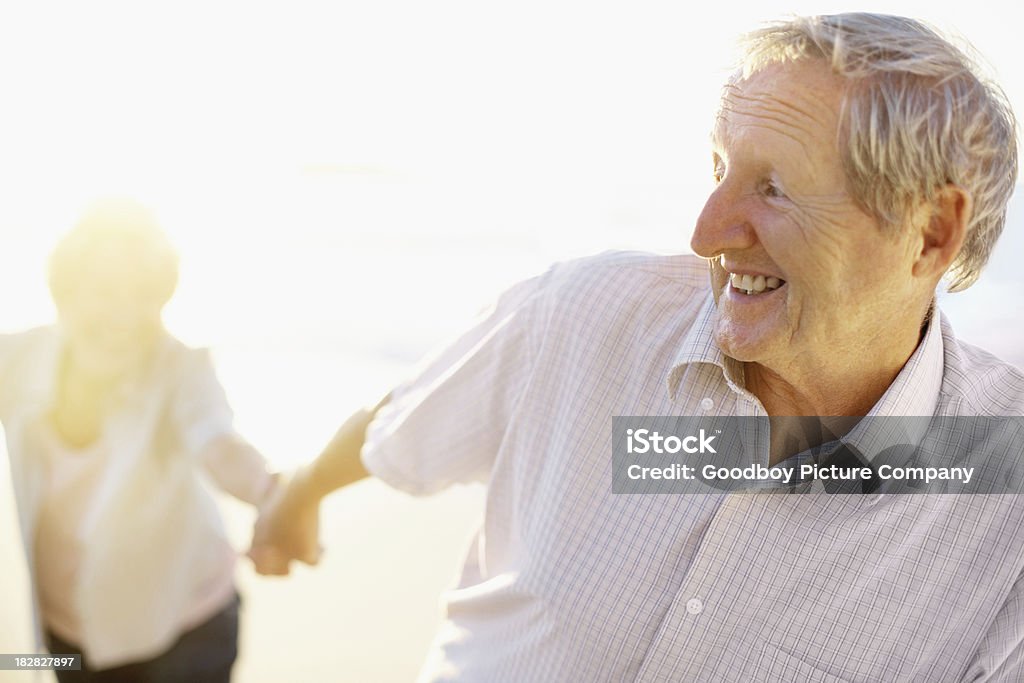 Jego żona starszy mężczyzna trzymając rękę na plaży - Zbiór zdjęć royalty-free (70-79 lat)