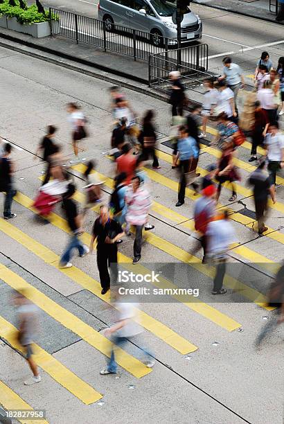 Strada Trafficata Di Hong Kong - Fotografie stock e altre immagini di Camminare - Camminare, Persone, Affollato