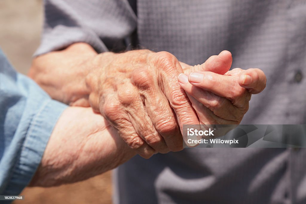 Octogenarian casal sênior de mãos dadas - Foto de stock de Adulto royalty-free