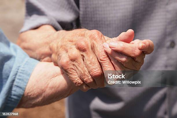 Foto de Octogenarian Casal Sênior De Mãos Dadas e mais fotos de stock de Adulto - Adulto, Apoio, Articulação humana