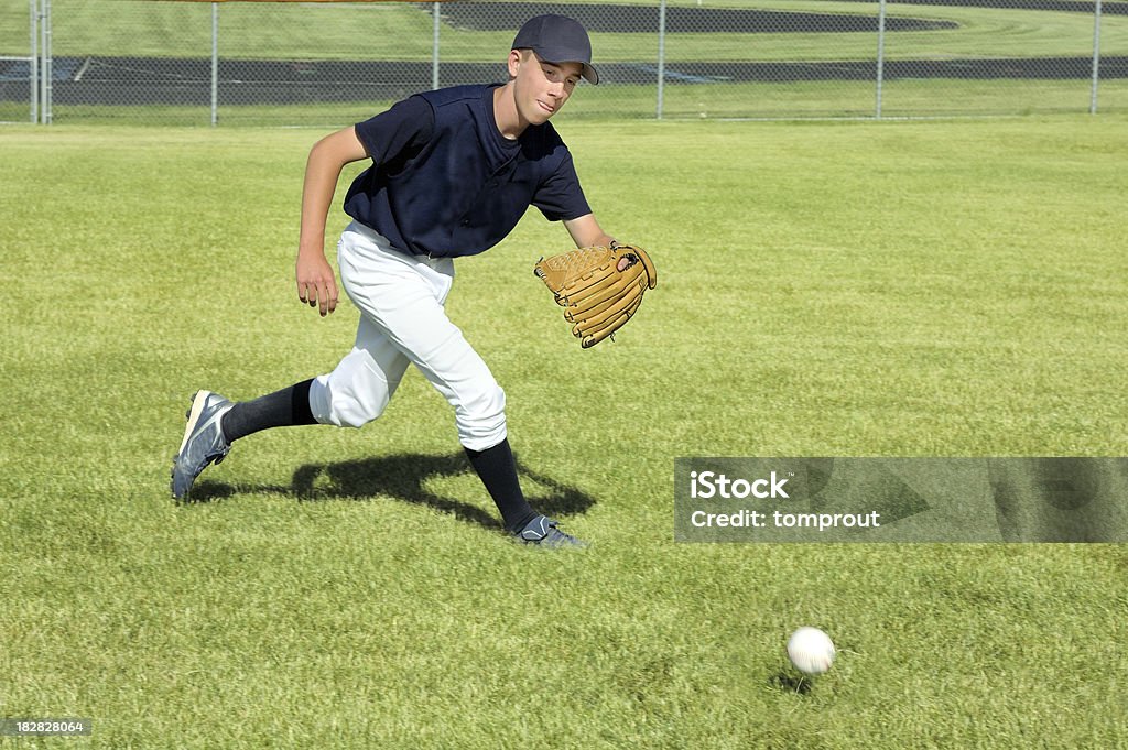 Jogador de beisebol campos de terreno bola - Foto de stock de Beisebol royalty-free