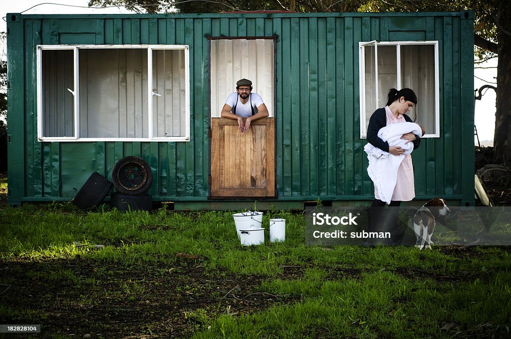 Jeune famille et le chien non cousus, vert Pot la maison - Photo de Pauvreté libre de droits