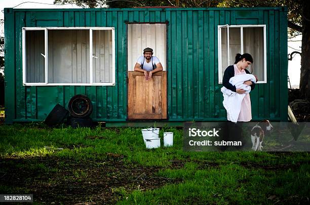 Jovem Família E Cachorro Com Operações Verde Recipiente De Casa - Fotografias de stock e mais imagens de Pobreza - Questão Social