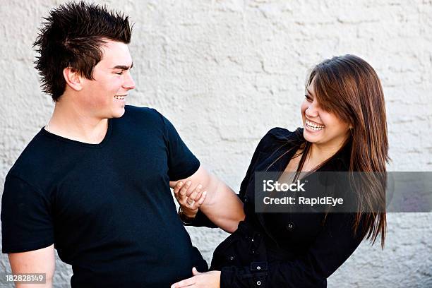 Photo libre de droit de Heureux Et Décontracté Cette Jeune Couple Rire Ensemble banque d'images et plus d'images libres de droit de Adolescent