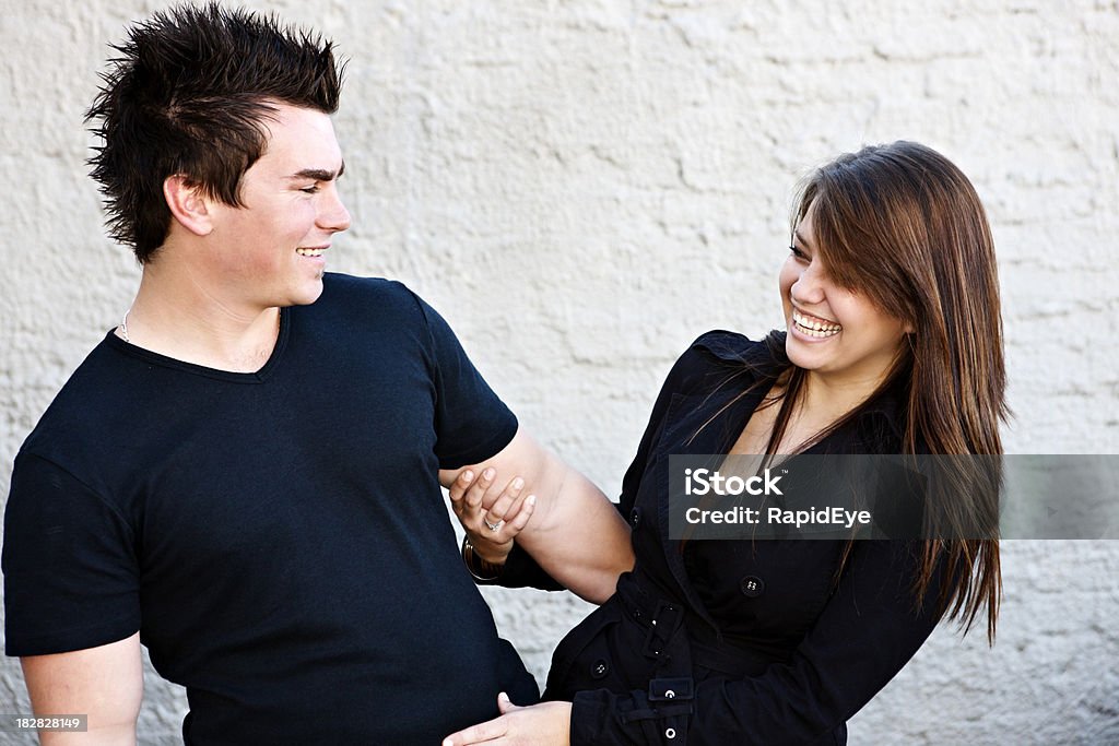 Felice e rilassato, questa giovane coppia ridere insieme - Foto stock royalty-free di Abbigliamento casual