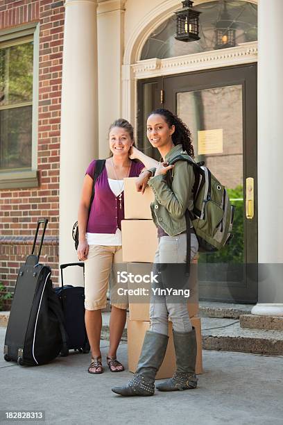 Photo libre de droit de Étudiants De Luniversité En Mouvementforts À Lextérieur De La Résidence Sur Votre Campus Vt banque d'images et plus d'images libres de droit de Déménagement