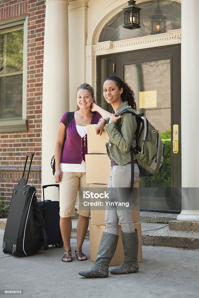 Estudantes universitários movendo caixas fora de Dorm no Campus Vt - Royalty-free Transferência Foto de stock