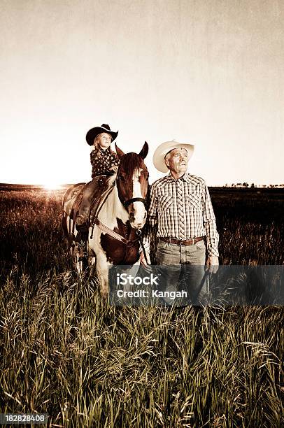 Cavallo Equitazione - Fotografie stock e altre immagini di 6-7 anni - 6-7 anni, 60-64 anni, Abbigliamento