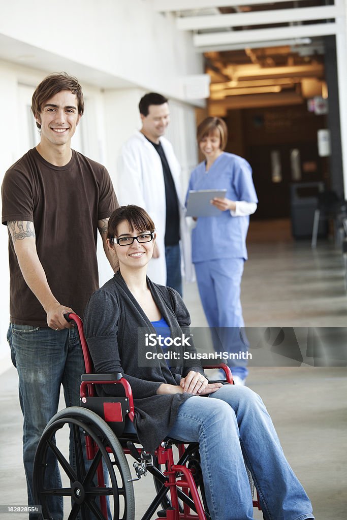 Krankenhaus-Paar mit Rollstuhl - Lizenzfrei Junge Männer Stock-Foto