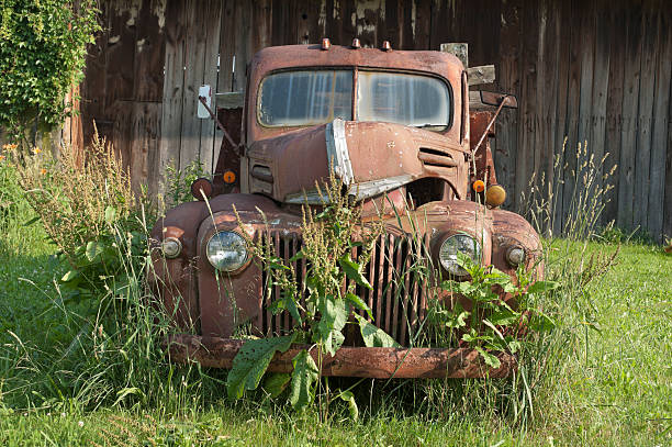 istock Abandoned Truck in front of Barn 182828581