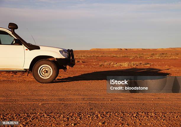 Entroterra Australiano Road - Fotografie stock e altre immagini di Strada in terra battuta - Strada in terra battuta, Australia, 4x4