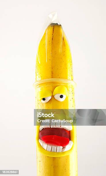 Banana Condón Retrato Foto de stock y más banco de imágenes de Condón - Condón, Humor, Alegre