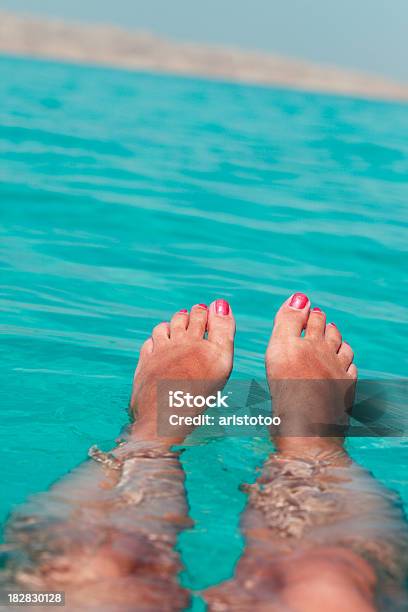 Mulher Flutuar No Mar - Fotografias de stock e mais imagens de Adulto - Adulto, Ao Ar Livre, Azul Turquesa