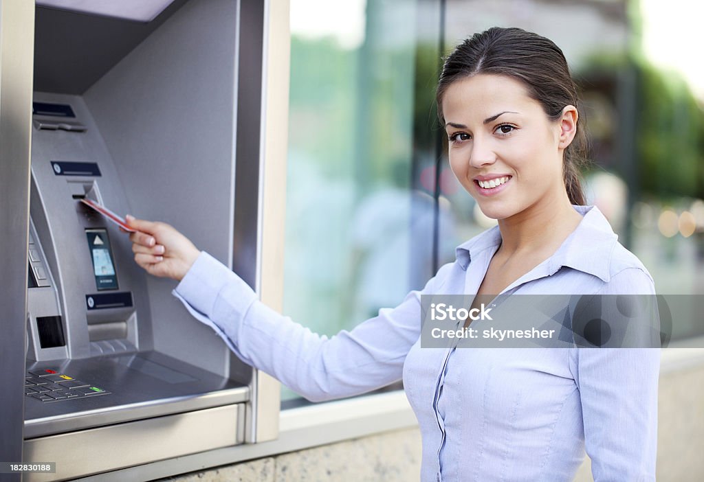 ている美しい女性彼女のクレジットカード、ATM ます。 - 現金自動預け払い機のロイヤリティフリーストックフォト