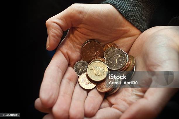 Handfull Von Münzen Stockfoto und mehr Bilder von Betteln - Soziales Thema - Betteln - Soziales Thema, Bettler, Britische Geldmünze