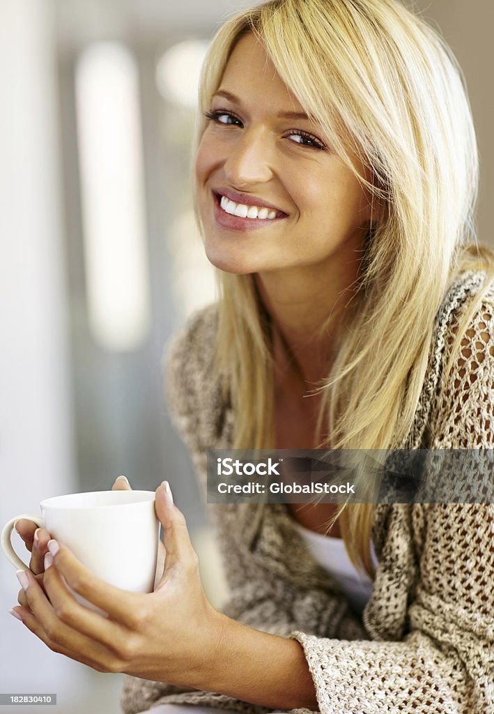 Portrait de la souriante jeune femme tenant la tasse de café - Photo de 25-29 ans libre de droits