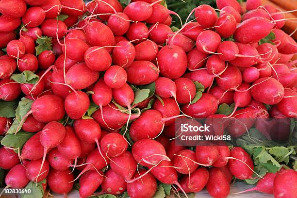 Photo libre de droit de Tas De Radis Frais banque d'images et plus d'images libres de droit de Agriculture - Agriculture, Aliment cru, Aliments et boissons