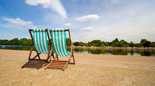 chaises longues dans kensington gardens - kensington gardens photos et images de collection