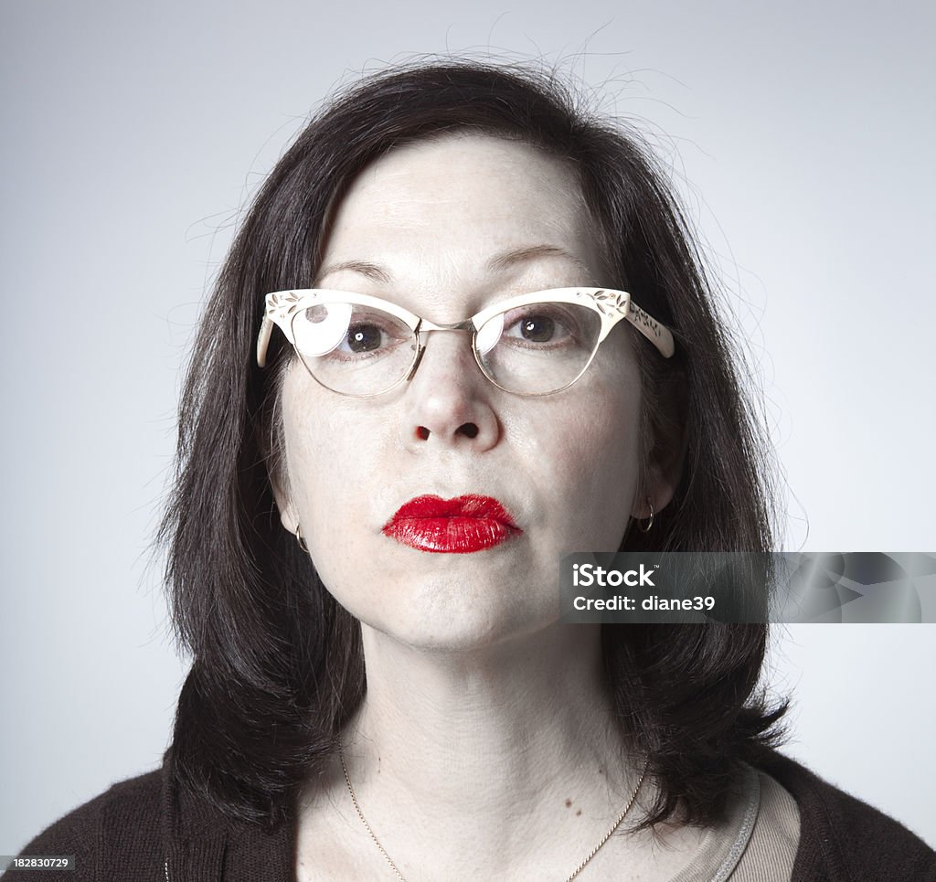 Donna con gli occhiali e rossetto rosso - Foto stock royalty-free di Bruttezza