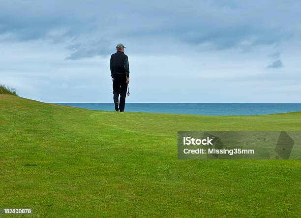 Lone Golfista - zdjęcia stockowe i więcej obrazów Golf - Sport - Golf - Sport, Aktywność sportowa, Codzienne ubranie