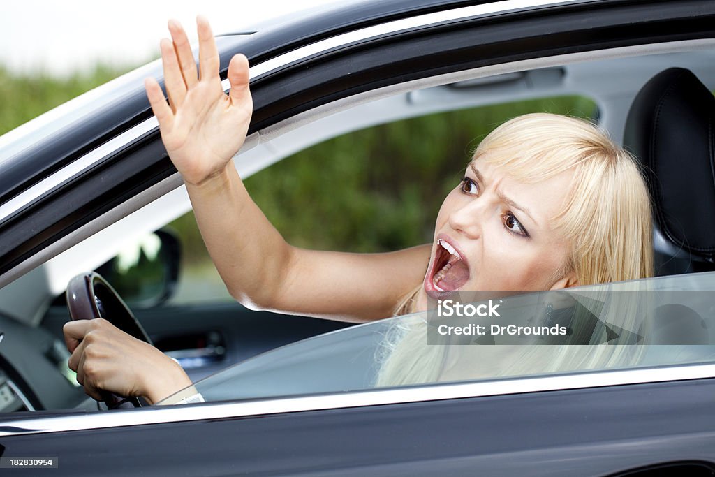 Angry mulher com Motoristas Enraivecidos dirigindo um carro - Foto de stock de Motoristas Enraivecidos royalty-free