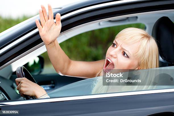 Злая Женщина С Агрессивное Поведение На Дороге Автомобиль — стоковые фотографии и другие картинки Агрессивное поведение на дороге