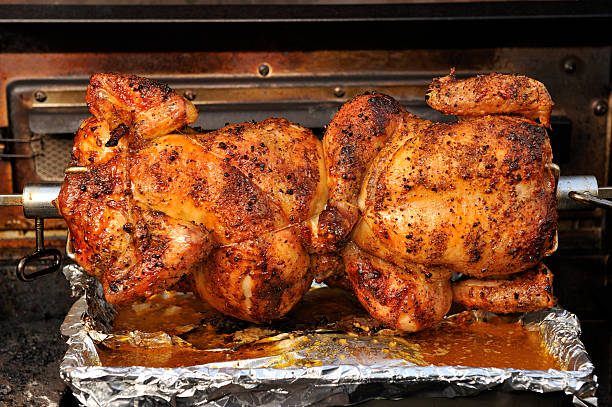 바비큐 치킨, 로스팅용 잭볼, 뱉어 핸드로스트, 그릴, 야외 몰타식 - chicken rotisserie barbecue grill roast chicken 뉴스 사진 이미지
