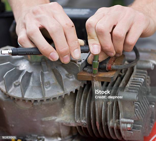 Hände Auf Der Motor Stockfoto und mehr Bilder von Aktivitäten und Sport - Aktivitäten und Sport, Alt, Arbeiten