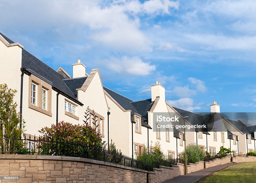 Carcasa británica moderna de desarrollo - Foto de stock de Casa libre de derechos