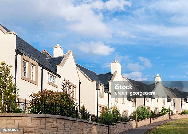 Carcasa Británica Moderna De Desarrollo Foto de stock y más banco de imágenes de Casa - Casa, Moderno, Reino Unido