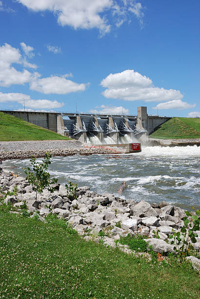istock Lake Red Rock Iowa Spillway 182831195