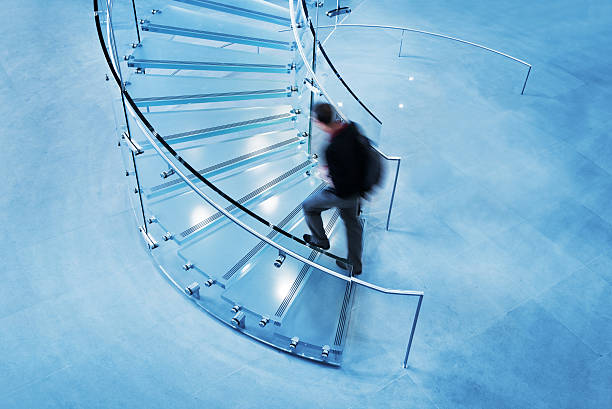 современные стеклянная лестница - staircase walking office steps стоковые фото и изображения