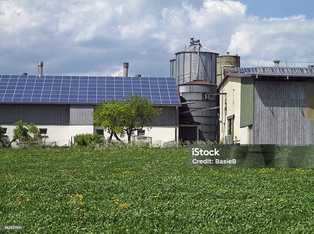 農場、ソーラーパネルの屋根 - 家のロイヤリティフリーストックフォト