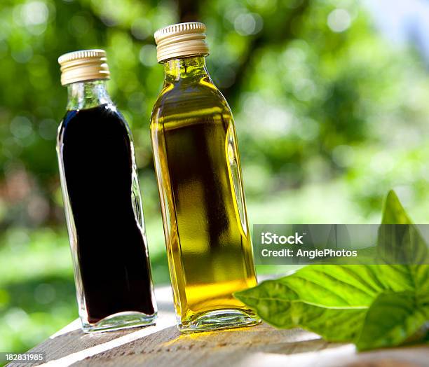 Molho De Salada - Fotografias de stock e mais imagens de Azeite - Azeite, Garrafa, Vinagre