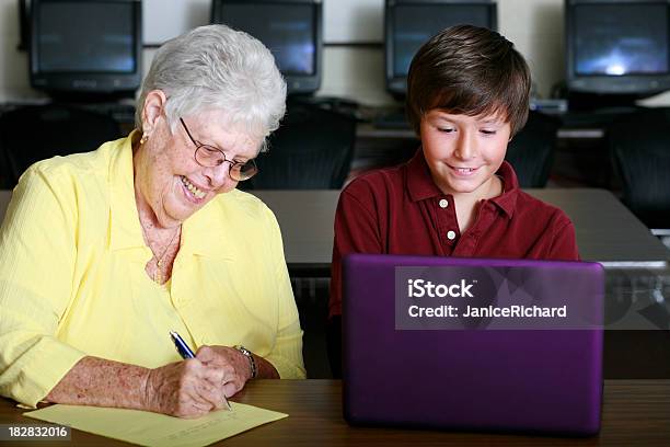 젊은 Teen 및 노인 여성 컴퓨터실 65-69세에 대한 스톡 사진 및 기타 이미지 - 65-69세, 교습, 교실
