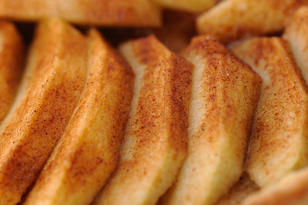 apple e torta dolce close-up - apple pie apple baked cinnamon foto e immagini stock