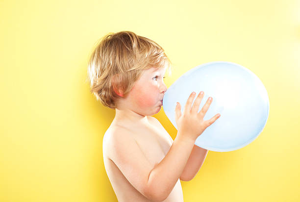 soplar de globo aerostático - balloon blowing inflating child fotografías e imágenes de stock