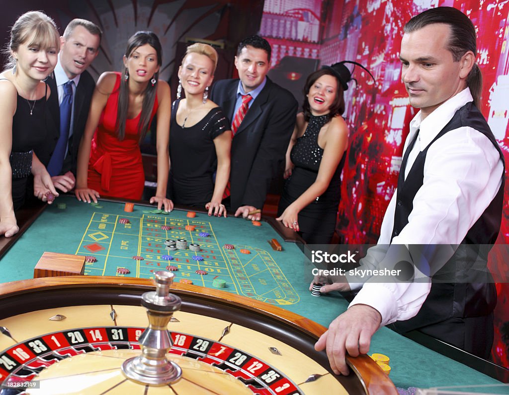 Croupier é Girar a roleta, enquanto aguardam uma gamblers - Royalty-free Crupiê Foto de stock