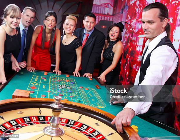 Croupier É Girar A Roleta Enquanto Aguardam Uma Gamblers - Fotografias de stock e mais imagens de Crupiê