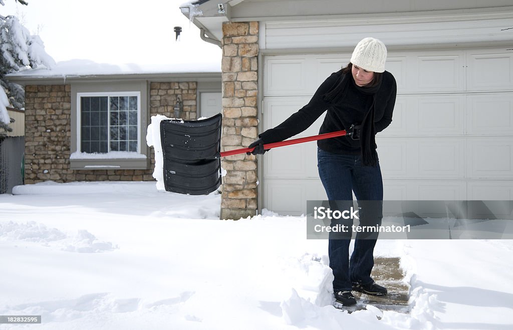 Mulher de remoção de neve entrada - Foto de stock de Pá para neve royalty-free