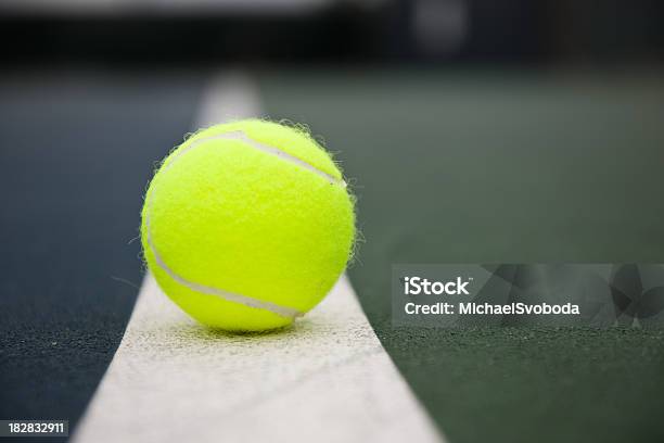 Tennis Ball Stockfoto und mehr Bilder von Einzelveranstaltung - Einzelveranstaltung, Entspannungsübung, Fehler - Sportbegriff