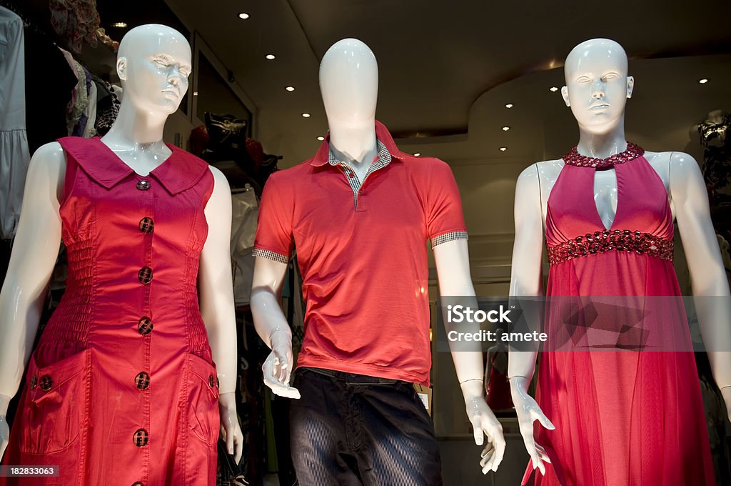Mannequins in 매장이름은 창 - 로열티 프리 쇼핑 몰 스톡 사진