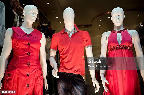 Foto de Manequins Em Janela Da Loja e mais fotos de stock de Bolsa de mão - Bolsa de mão, Shopping center, Adulto