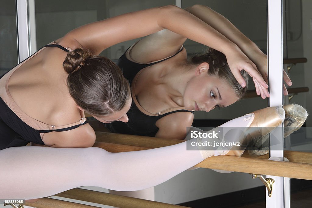 Bailarín streching en barre - Foto de stock de Adulto libre de derechos