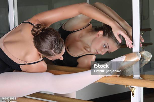 Bailarín Streching En Barre Foto de stock y más banco de imágenes de Adulto - Adulto, Adulto joven, Arte cultura y espectáculos