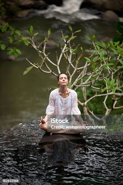 Ioga - Fotografias de stock e mais imagens de Adulto - Adulto, Ao Ar Livre, Ao Lado da Piscina