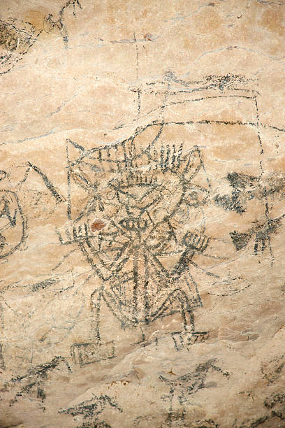 höhle petroglyph los haitises np, dominikanische republik, karibik - indigenous culture flash stock-fotos und bilder