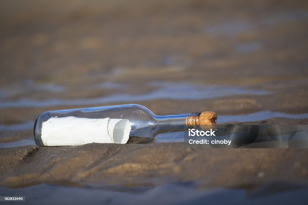 Mensaje en una botella - Foto de stock de Abrevadero libre de derechos