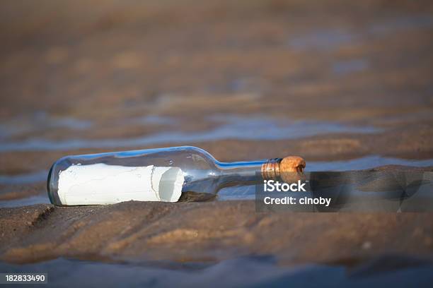 Mensaje En Una Botella Foto de stock y más banco de imágenes de Abrevadero - Abrevadero, Agua, Agua estancada